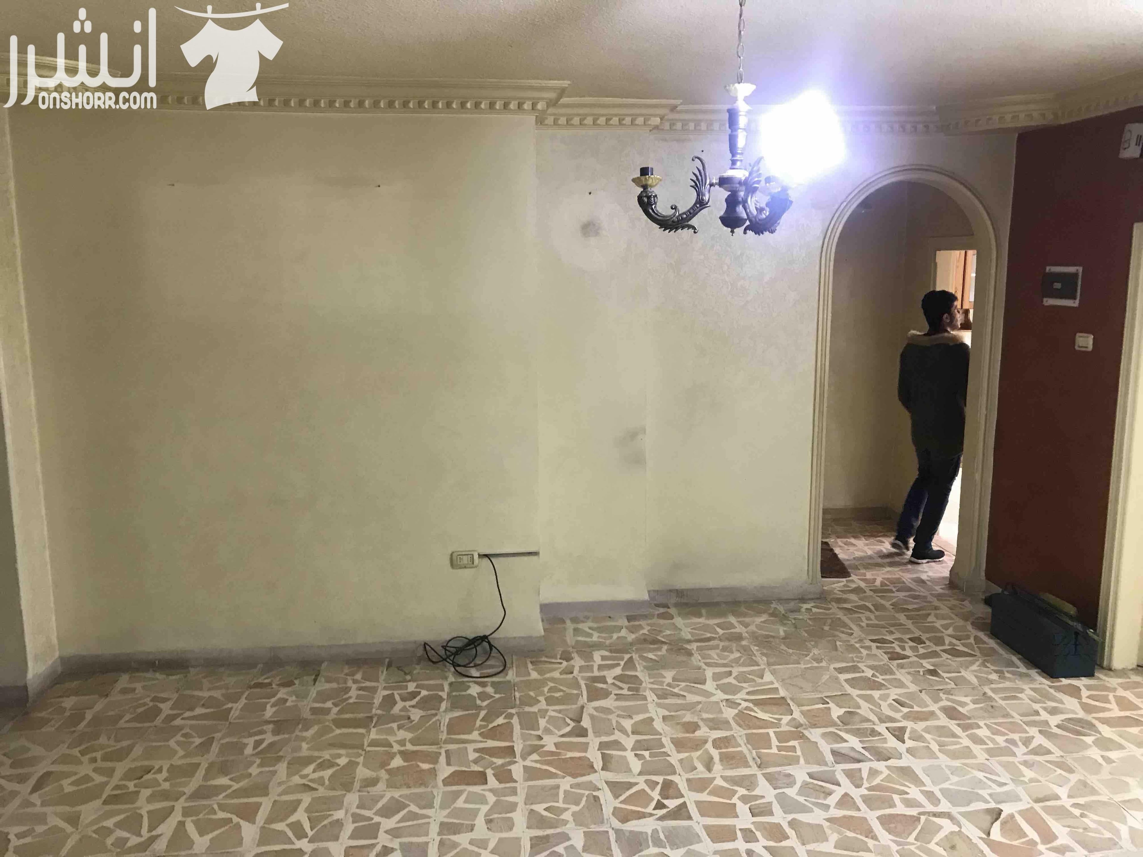 شقة للبيع موقعها ضاحية الامير حسن ، طابق ثاني مساحتها 150 m2 مكونة من ثلاث غرف نوم واسعة وصالة وغرفة ضيوف ومطبخ وحماميين وبلكونة ، عمر البناء 13 سنة الشقة معموللها ديكورات داخلية مع حماية شبابيك وابوا...
