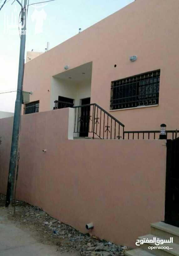 بيت سوبر ديلوكس للبيع اول ساكن في مغاريب السلط ..مساحة بناء 135 ومساحة الارض 239 متر مكون من 2 غرف نوم وغرفة معيشة مع مطبخ نظام امريكي جاهز وغرفة ضيوف وحمامين وجبنسبورد لجميع الغرف مع خزان ماء ارض...