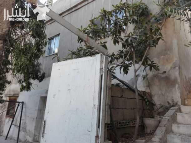 بيت مستقل قديم للبيع عل درج في حي نزال منطقه بدر لفتا شارع باب الساهره عمر البناء ٤٠ سنه مساحه الارض ٢٣٩متر مكون من طابقين الطابق الأول مساحته ٦٠متر مكون غرفتين نوم وحمام ومطبخ وساحه اماميه والطابق ال...