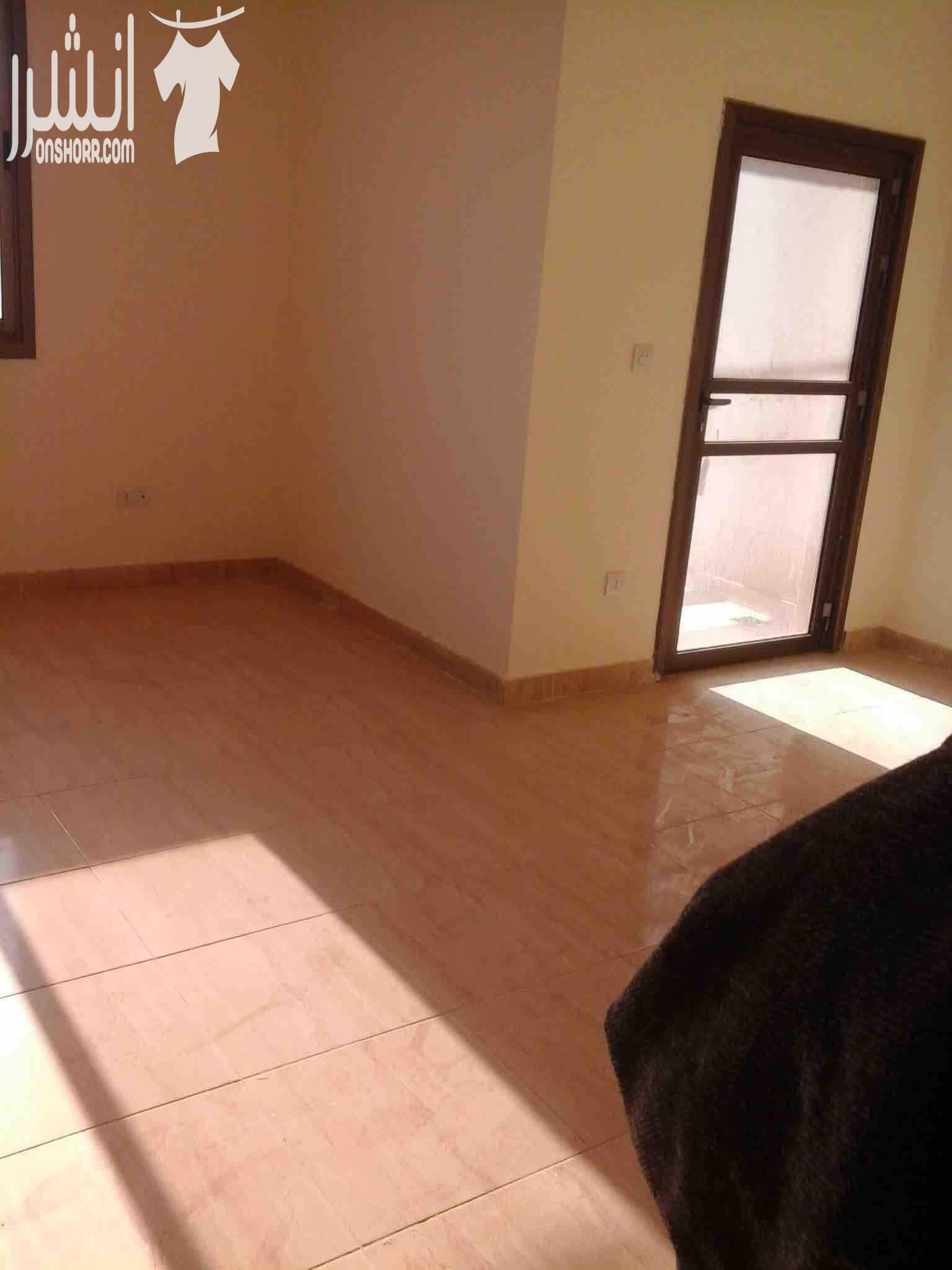 شقة طابق ارضي مكون من غرفتي نوم احداهما ماستر وصالة واسعة ومطبخ راكب وحمامين مع بلكونة مساحة 102م مدينة الشرق في الزرقاء