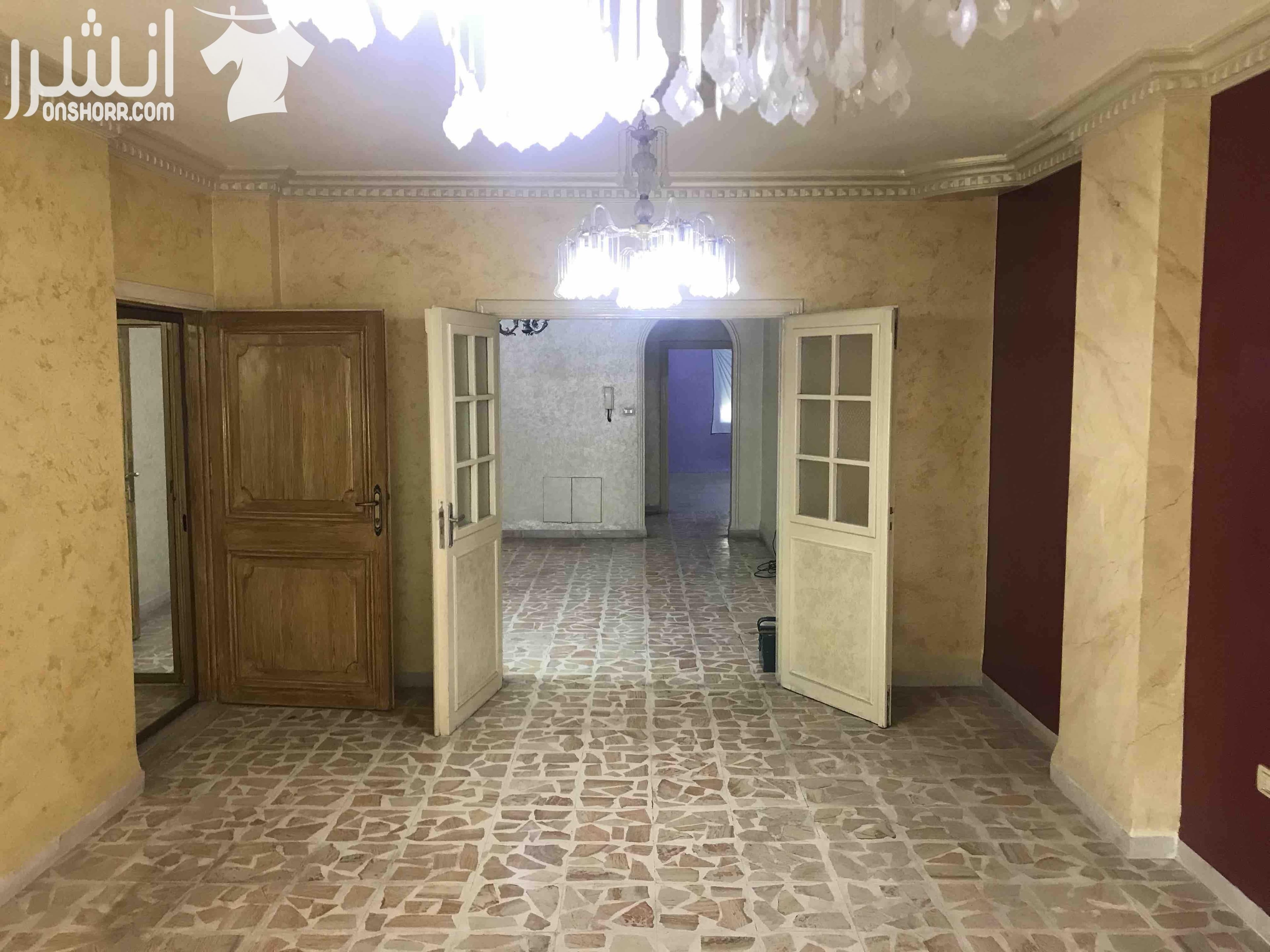 شقة للبيع موقعها ضاحية الامير حسن ، طابق ثاني مساحتها 150 m2 مكونة من ثلاث غرف نوم واسعة وصالة وغرفة ضيوف ومطبخ وحماميين وبلكونة ، عمر البناء 13 سنة الشقة معموللها ديكورات داخلية مع حماية شبابيك وابوا...