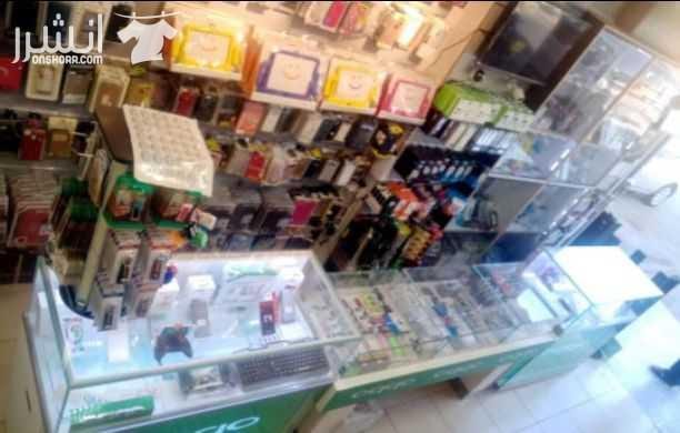 محل تجاري لبيع وصيانة الاجهزة الخلوية و الكمبيوترات وبيع الاكسسوارات وبيع بطاقات الشحن المدفوعة مسبقا وخطوط الهواتف المتنقلة بالاضافة الى تصوير الوثائق و الخدمات الطلابية و القرطاسية. المحل طابقين ب...
