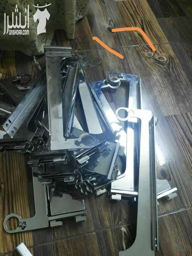ديكور محل البسه للبيع خمس عمدان واجهه اربعه متر علاقات رفوف علاقات ملابس اضافيه مواسير تعليق اضافيه مع علاقاتهم وبترينة عرض اربع رفوف زجاج وثلاث مليكانات