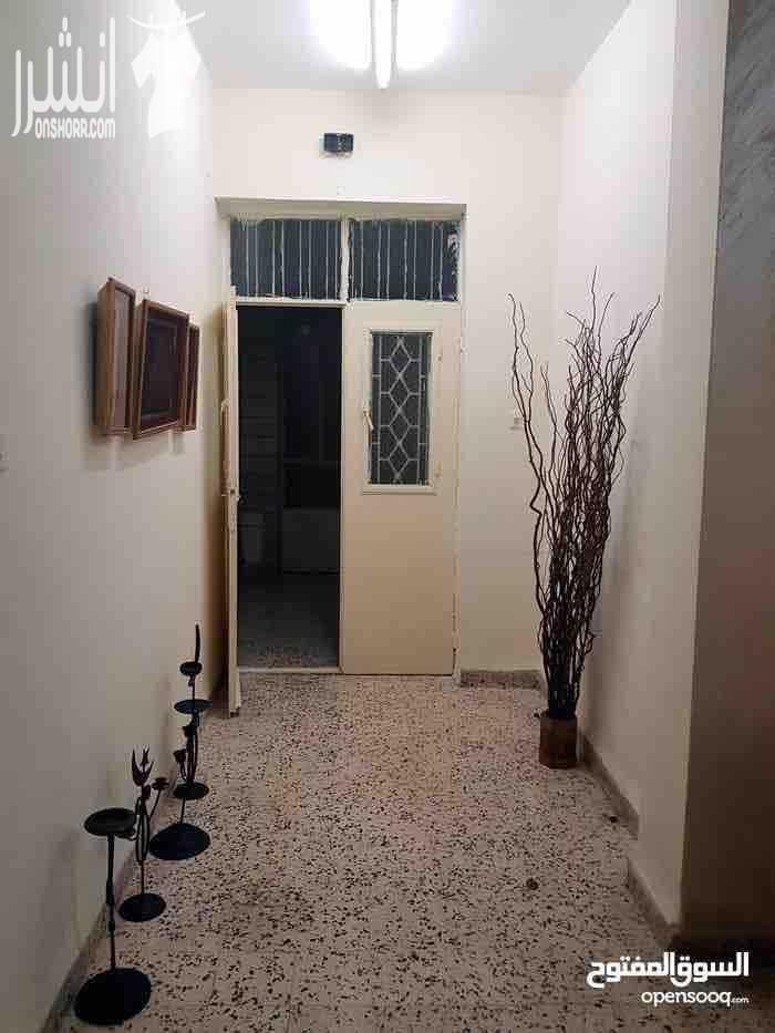 شقة بحالة جيدة جدا للبيع طابق ارضي مساحة 199 متر مكونة من 4 غرف وصالون واسع وحمام عدد2 ومطبخ راكب وبرندة وكراج للسيارة ومخزن مع حديقة عمر البناء ٢٠