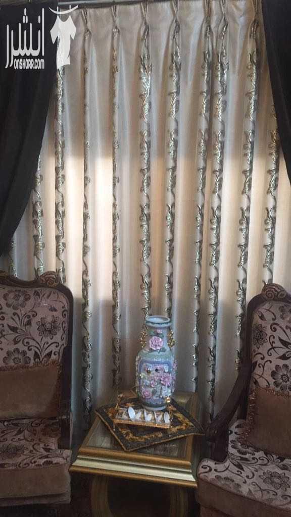 طقم كنابيات فخم بحاله ممتازه مع سجاده كبيره وطاولات قزاز وخشب مصري محفر وطاولتين صغار سحب ضيافه مع بردايه ٥٥٠ دينار هاتف رقم ٠٧٩٨٤٥٦٢٣٧