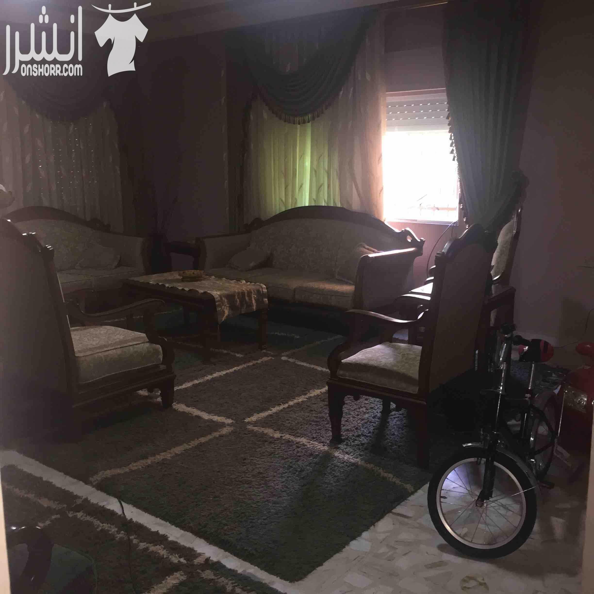 شقة طابقية مساحتها ١٩٠ متر في ضاحية الامير حسن للبيع الشقة طابق اول فوق الارضي مباشرة ٣ غرف نوم (واحدة ماستر) ٣ حمامات صالة و طبخ امريكي ( خشب بلوط) وصالون كبير وحمام ضيوف برندة الشقة مطلة على اكث...