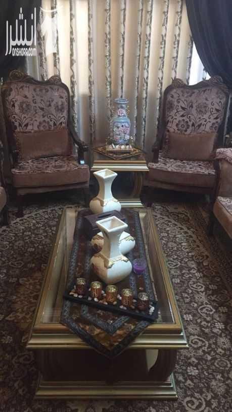 طقم غرفة ضيوف مع طاولات مصري محفر قزاز وخشب وحده كبيره وتنتين صغار وسجاده جديده كامل الغرفه وطاولتين سحب سيرفس وبردايه غرفه كامله بسعر ٥٥٠ دينار مستعجل بداعي السفر هاتف رقم ٠٧٩٨٤٥٦٢٣٧