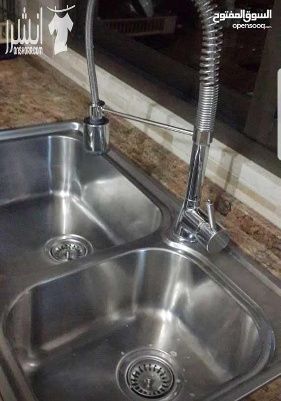 شقة شبه أرضي للبيع مكونة من 3 نوم واحد ماستر ويوجد في حمام الماستر جاكوزي غرفة ضيوف مع سفرة واسعة جدا غرفة معيشة تتسع لـ طقمين كنب مطبخ خشب بلوط صولد لون خمري حديقة واسعة جدا جدا جدا ومحجرة يعني الحيط...