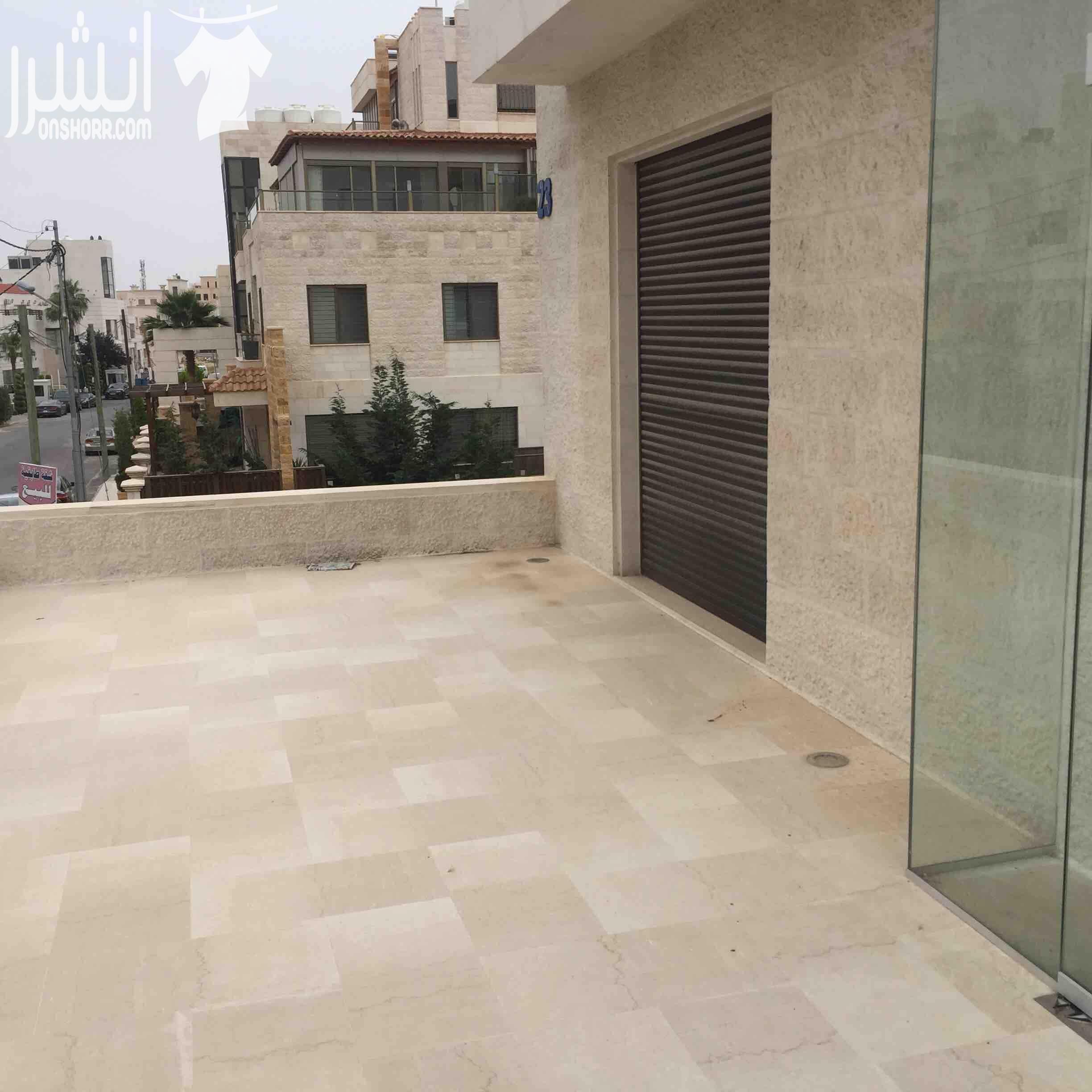 فيلا مستقلة و مميزة للبيع في اجمل مواقع دابوق بالقرب من القصور الملكية تتكون من ٣ طوابق : الطابق الاول يتكون من 3 غرف نوم ماستر و غرفة معيشة و مطبخ راكب من جورسال و صالون ضيوف و حمام مستقل للضيوف ال...