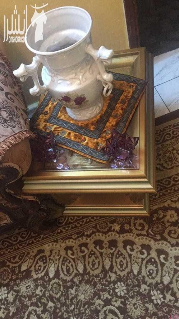 طقم كنابيات فخم بحاله ممتازه مع سجاده كبيره وطاولات قزاز وخشب مصري محفر وطاولتين صغار سحب ضيافه مع بردايه ٥٥٠ دينار هاتف رقم ٠٧٩٨٤٥٦٢٣٧