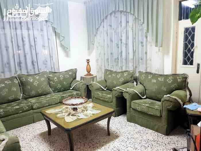 شقة بحالة جيدة جدا للبيع طابق ارضي مساحة 199 متر مكونة من 4 غرف وصالون واسع وحمام عدد2 ومطبخ راكب وبرندة وكراج للسيارة ومخزن مع حديقة ويصلح مكاتب مرخص تجاري