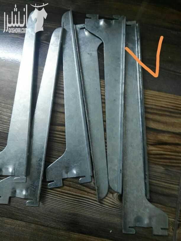 ديكور محل البسه للبيع خمس عمدان واجهه اربعه متر علاقات رفوف علاقات ملابس اضافيه مواسير تعليق اضافيه مع علاقاتهم وبترينة عرض اربع رفوف زجاج وثلاث مليكانات