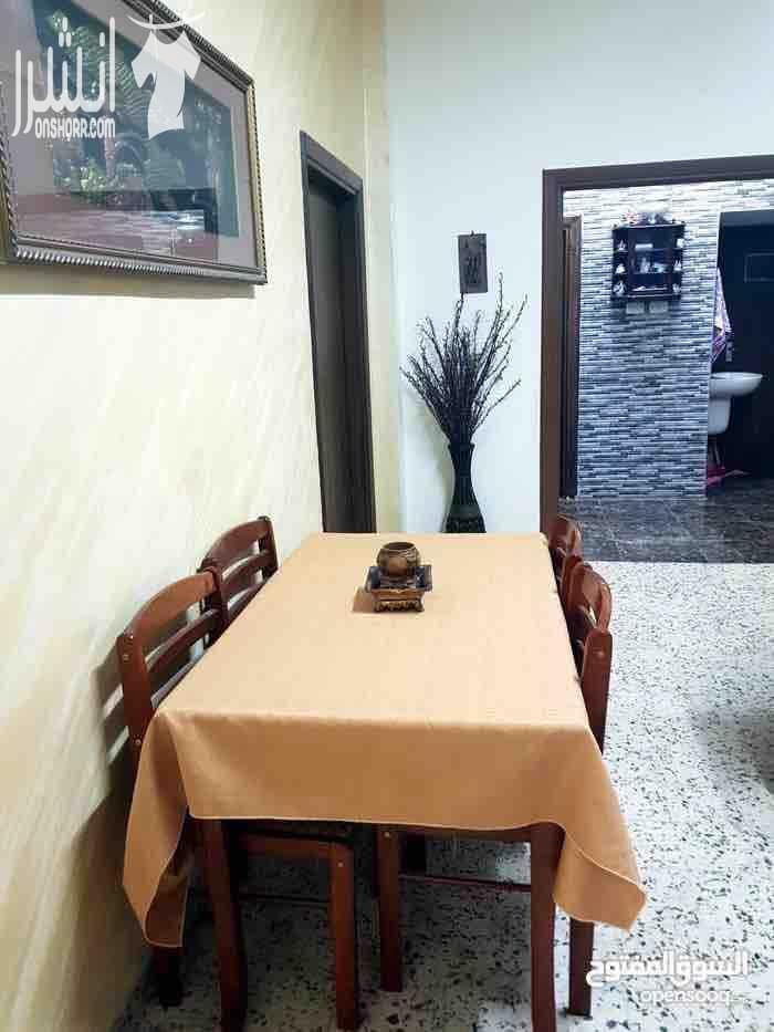 شقة بحالة جيدة جدا للبيع طابق ارضي مساحة 199 متر مكونة من 4 غرف وصالون واسع وحمام عدد2 ومطبخ راكب وبرندة وكراج للسيارة ومخزن مع حديقة ويصلح مكاتب مرخص تجاري