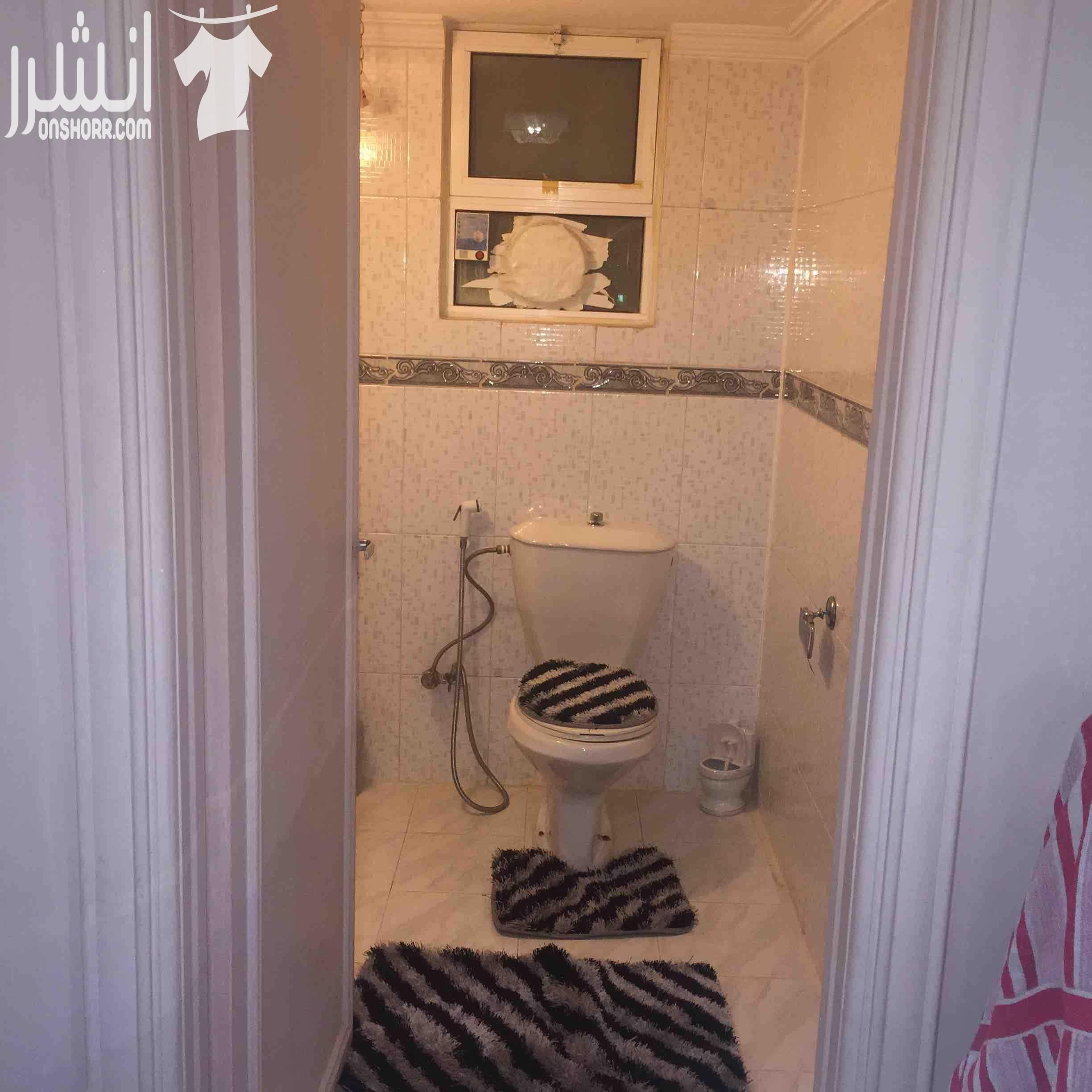شقة طابقية مساحتها ١٩٠ متر في ضاحية الامير حسن للبيع الشقة طابق اول فوق الارضي مباشرة ٣ غرف نوم (واحدة ماستر) ٣ حمامات صالة و طبخ امريكي ( خشب بلوط) وصالون كبير وحمام ضيوف برندة الشقة مطلة على اكث...