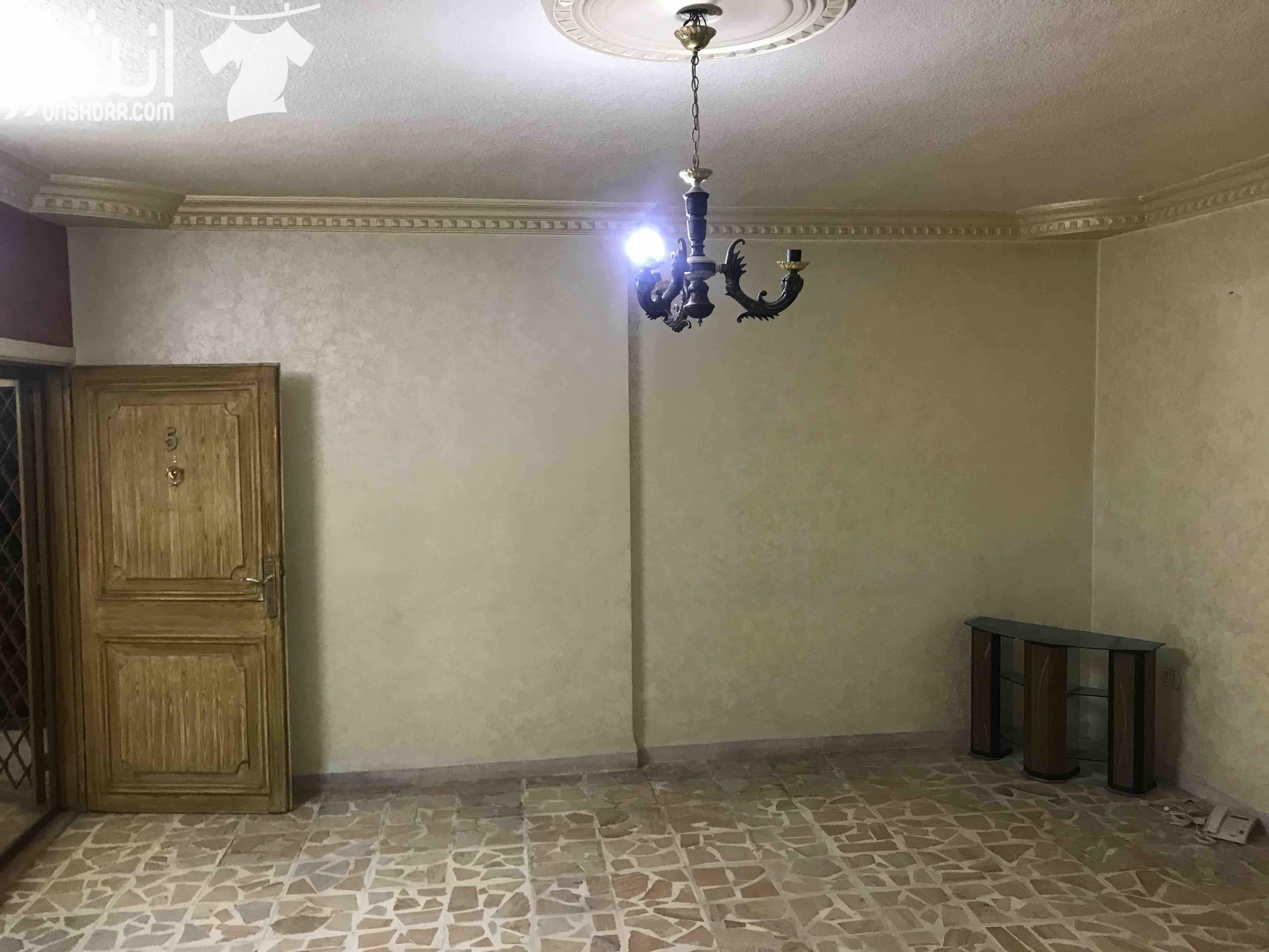شقة للبيع موقعها ضاحية الامير حسن ، طابق ثاني مساحتها 150 m2 مكونة من ثلاث غرف نوم واسعة وصالة وغرفة ضيوف ومطبخ وحماميين وبلكونة ، عمر البناء 13 سنة الشقة معموللها ديكورات داخلية مع حماية شبابيك وابوا...