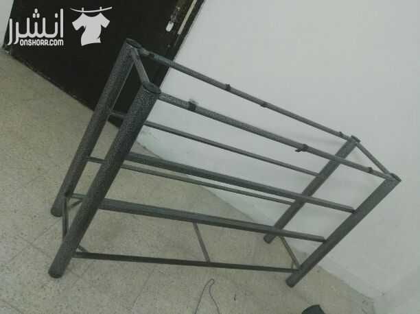 ديكور محل البسه للبيع خمس عمدان واجهه اربعه متر علاقات رفوف علاقات ملابس اضافيه مواسير تعليق اضافيه مع علاقاتهم وبترينة عرض اربع رفوف زجاج وثلاث مليكانات