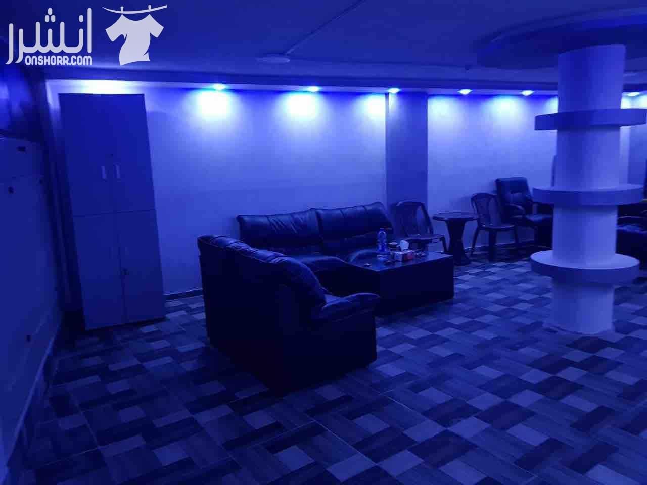 مجمع تجاري بمساحات واسعة.. ايجار محلات او صالة افراح او نادي حسب الرغبة... مجمع ذات جودة و تصاميم عالية و جميلة جداً...مساحات هائلة ..يوجد اصنصير و مرافق عامة للسيدات و اخرى للرجال ..المجمع يتكون من ٣...