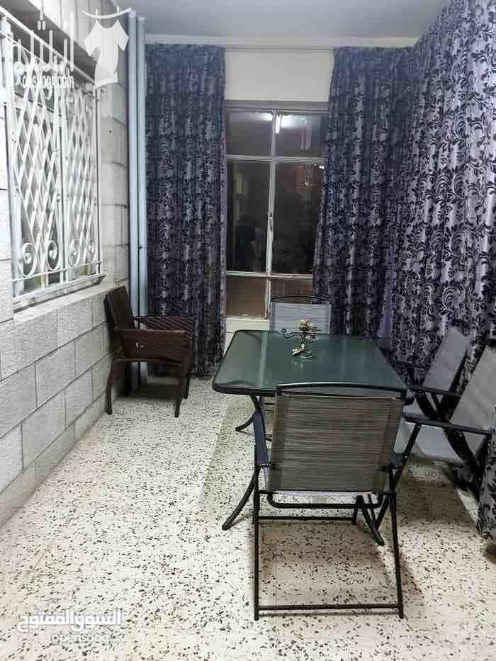 شقة بحالة جيدة جدا للبيع طابق ارضي مساحة 199 متر مكونة من 4 غرف وصالون واسع وحمام عدد2 ومطبخ راكب وبرندة وكراج للسيارة ومخزن مع حديقة للأستفسار ٠٧٩٥٨٨٧١٤١
