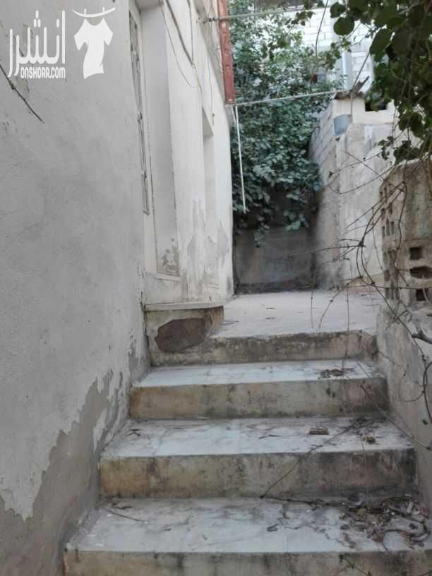 بيت مستقل قديم للبيع عل درج في حي نزال منطقه بدر لفتا شارع باب الساهره عمر البناء ٤٠ سنه مساحه الارض ٢٣٩متر مكون من طابقين الطابق الأول مساحته ٦٠متر مكون غرفتين نوم وحمام ومطبخ وساحه اماميه والطابق ال...