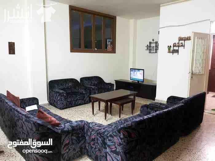 شقة بحالة جيدة جدا للبيع طابق ارضي مساحة 199 متر مكونة من 4 غرف وصالون واسع وحمام عدد2 ومطبخ راكب وبرندة وكراج للسيارة ومخزن مع حديقة ويصلح مكاتب مرخص تجاري