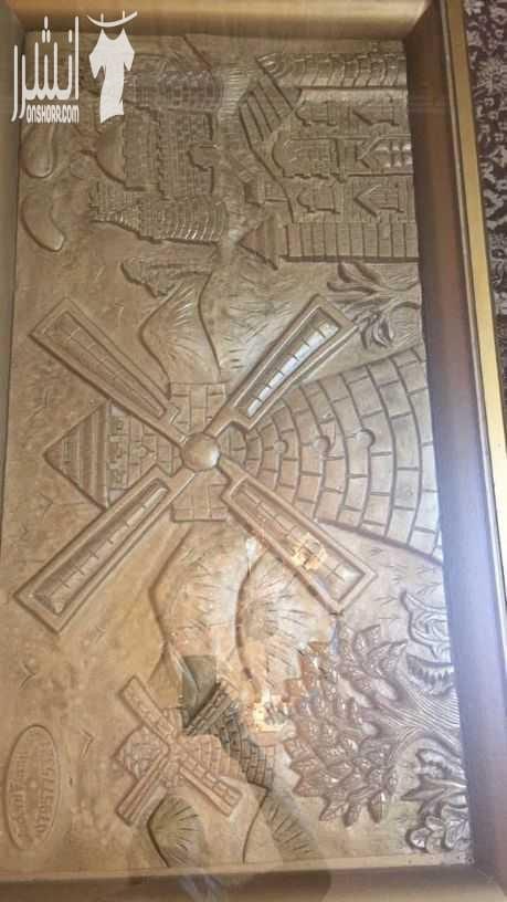 طقم غرفة ضيوف مع طاولات مصري محفر قزاز وخشب وحده كبيره وتنتين صغار وسجاده جديده كامل الغرفه وطاولتين سحب سيرفس وبردايه غرفه كامله بسعر ٥٥٠ دينار مستعجل بداعي السفر هاتف رقم ٠٧٩٨٤٥٦٢٣٧