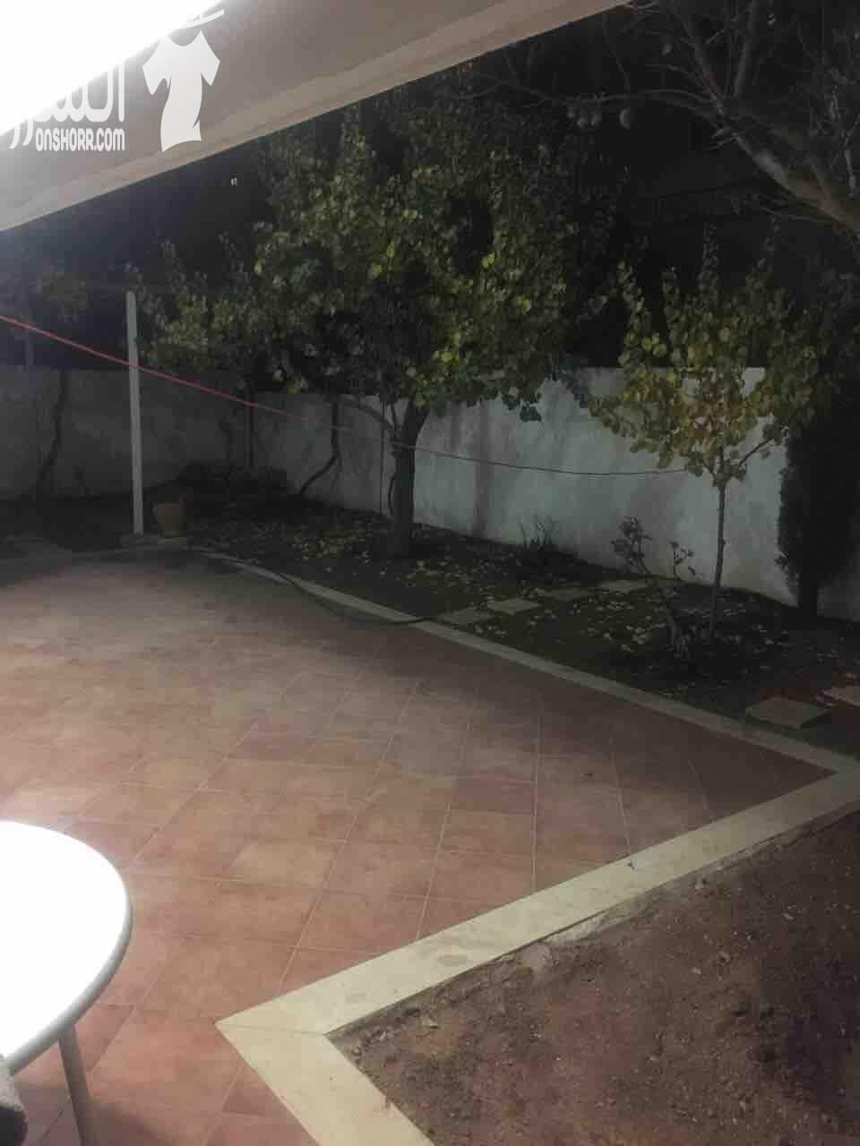 خلدا شقه ارضيه من ڤيلأ مساحه 180م داخلي خارجي 350م 3نوم 2حمام مطبخ غرفت معيشه وضيوف وسفره غرفت شغاله مستودع كراج خاص تدفئه مركزيه حديقه جميله جدا واسعه السعر 7500 على دفعات للجادين الرجاء التوا...