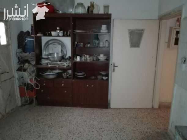 بيت مستقل قديم للبيع عل درج في حي نزال منطقه بدر لفتا شارع باب الساهره عمر البناء ٤٠ سنه مساحه الارض ٢٣٩متر مكون من طابقين الطابق الأول مساحته ٦٠متر مكون غرفتين نوم وحمام ومطبخ وساحه اماميه والطابق ال...