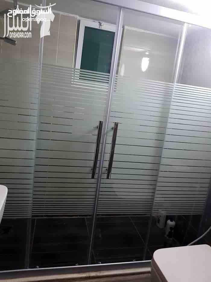شقة بحالة جيدة جدا للبيع طابق ارضي مساحة 199 متر مكونة من 4 غرف وصالون واسع وحمام عدد2 ومطبخ راكب وبرندة وكراج للسيارة ومخزن مع حديقة ويصلح مكاتب مرخص تجاري