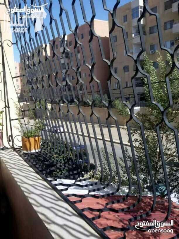 شقة في اسكان كريم المستندة / ابو علندا 113م للبيع بدفعة 20000 والباقي اقساط شهرية للبنك الاسلامي الاردني 159 دينار لمدة 13سنة..
تتكون من 3 غرف.. حمامين.. غرفة خزين (مستودع صغير).. صالون ل كبير.. مطب...