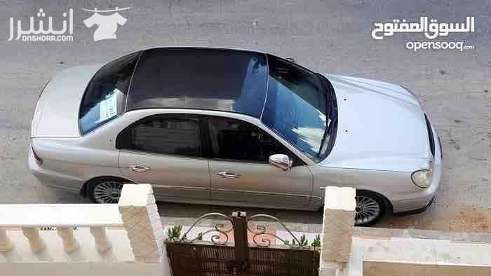 هونداي سوناتا 2002 محرك 2000 cc سلفر مميز تنده سوداء نازله على الرخصه جير تب ترونك جلد بالكامل مكيف حامي بارد شغال 100% مسجل كينود شاشه تتش الأصلي سماعات بيونير الأصلي جنط 17 البينا الله يبارك لصاحب ا...
