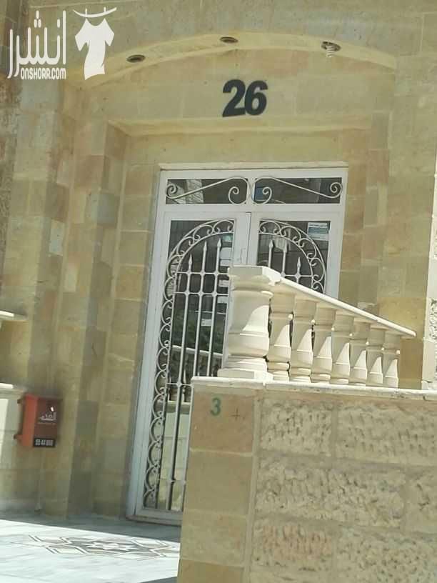 شقة فارغه للإيجار 3 غرف نوم واحده ماستر.3حمامات.بلكونه.صالون معيشه .بئر ماء اضافي مع مضخه.مصعد.طابق ثاني.عمر البناء 6 سنوات. منطقة الجبيهه.اشارة المنهل خلف مدارس الإبداع تلفون. 0795574097 0797807871