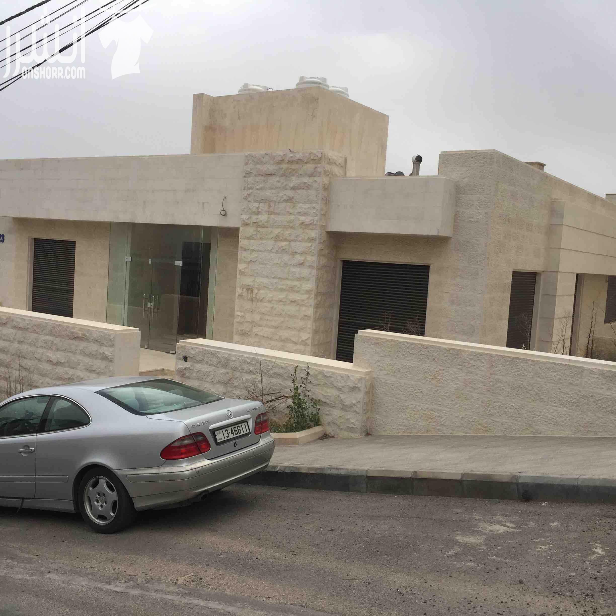 فيلا مستقلة و مميزة للبيع في اجمل مواقع دابوق بالقرب من القصور الملكية تتكون من ٣ طوابق : الطابق الاول يتكون من 3 غرف نوم ماستر و غرفة معيشة و مطبخ راكب من جورسال و صالون ضيوف و حمام مستقل للضيوف ال...