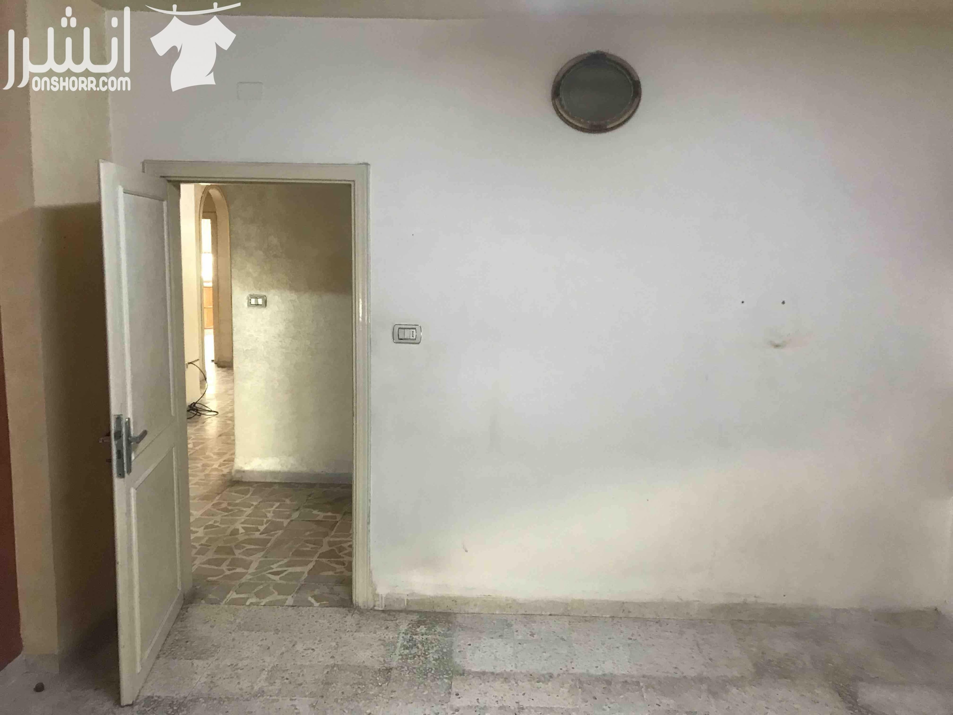 شقة للبيع موقعها ضاحية الامير حسن ، طابق ثاني مساحتها 150 m2 مكونة من ثلاث غرف نوم واسعة وصالة وغرفة ضيوف ومطبخ وحماميين وبلكونة ، عمر البناء 13 سنة الشقة معموللها ديكورات داخلية مع حماية شبابيك وابوا...