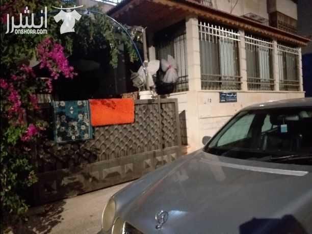 شقة ارضي للبيع ٣ غرف نوم غرفه ماستر مع برنده وصاله وصالون و غرفه سفره ومطبخ راكب وحمامين ومداخل منفصله على العماره وكراج سيارة للتواصل على الرقم ٠٧٩٩٨٢٨٣٠٤