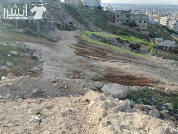 أرض للبيع ماركا الجنوبيه المرقب مساحتها ٢٩٣متر قريبه من شارع الحزام على شارعين وأصلها خدمات كوشان مستقل الشوارع لسا مش مفتوحه خلف مدارس العواصم الخضراء سكن دال