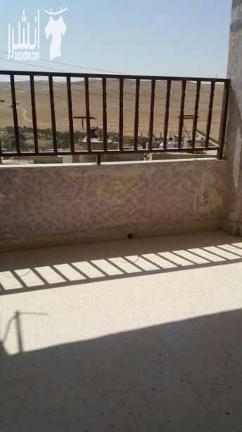منزل طابقين الطابق الاول عبارة عن شقتين والطابق الثاني شقه كبيرة صاله و4 غرف مع بلكونتين وحمام 3 وكراج سيارة العنوان /الهاشميه طلعه المدارس الحي الغربي قرب التنميه الاجتماعيه رقم الهاتف 0786919080 الس...