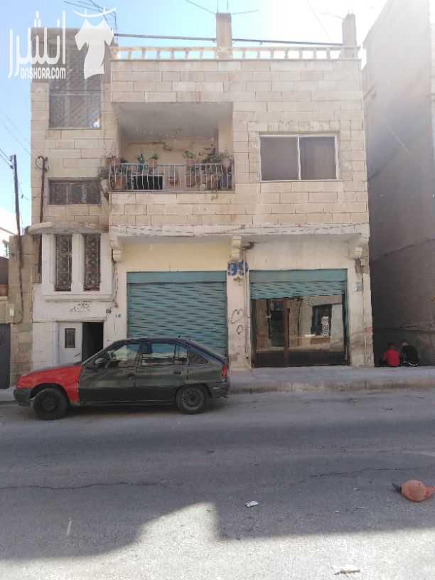 منزل طابقين للبيع في محافظة الزرقاء قرب دوار الحاووز شارع الاندلس الشقة الأولى تتكون من غرفتين وصالون وحمامين ومطبخ ومخرجين الطابق الثاني يتكون من 3 غرف وصالون وحمام ومطبخ وبلكونتين شمع الطابق الثالث...