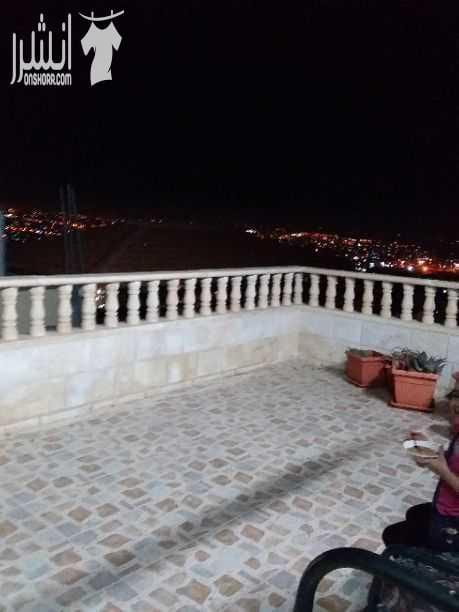 شقه طابق ثالث واخير معها غرفة بويلر مع حمامها ع السطح الشقة ممكن تنعمل شقتين اطلالتها رائعه جدا مكونه من ٤ غرف نوم ومطبخ و٣ حمامات وبلكونتين وترأس وصاله وصالون