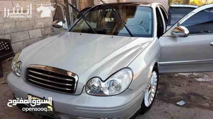 هونداي سوناتا 2002 محوله من غاز الى بنزين محرك 2000 cc سلفر مميز تنده سوداء نازله على الرخصه جير تب ترونك جلد بالكامل مكيف حامي بارد شغال 100% مسجل كينود شاشه تتش الأصلي سماعات بيونير الأصلي جنط 17 ال...