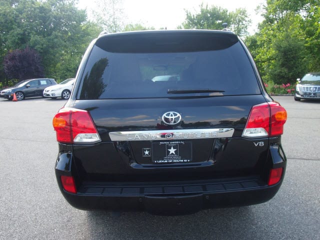 2013 Toyota Land Cruiser V8 SUV, Full option for sale, the car is barely used for some months, the car is in perfect condition, no accident and it has perfect tires. Interested buyers should Email: (...