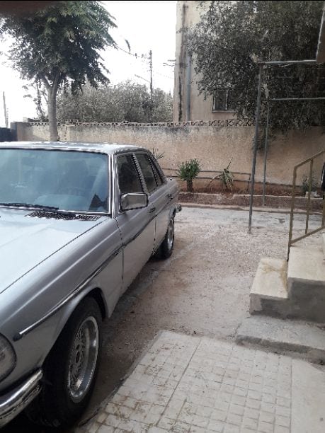 مرسيدس لف موديل ٨٣ لون سلفر مرخصة لشهر ٦ دهان جديد كوشوك جديد نفض جديد بطارية جديدة زجاج اربعه كهرباء ا البيع كوم حديد والسيارة صلاة النبي ما بدها اشي شغل وامشي ماتور اسود ٢٠٠٠