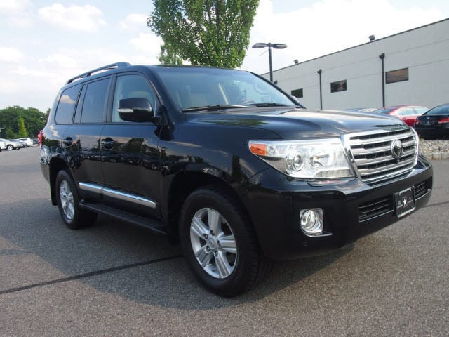 2013 Toyota Land Cruiser V8 SUV, Full option for sale, the car is barely used for some months, the car is in perfect condition, no accident and it has perfect tires. Interested buyers should Email: (...