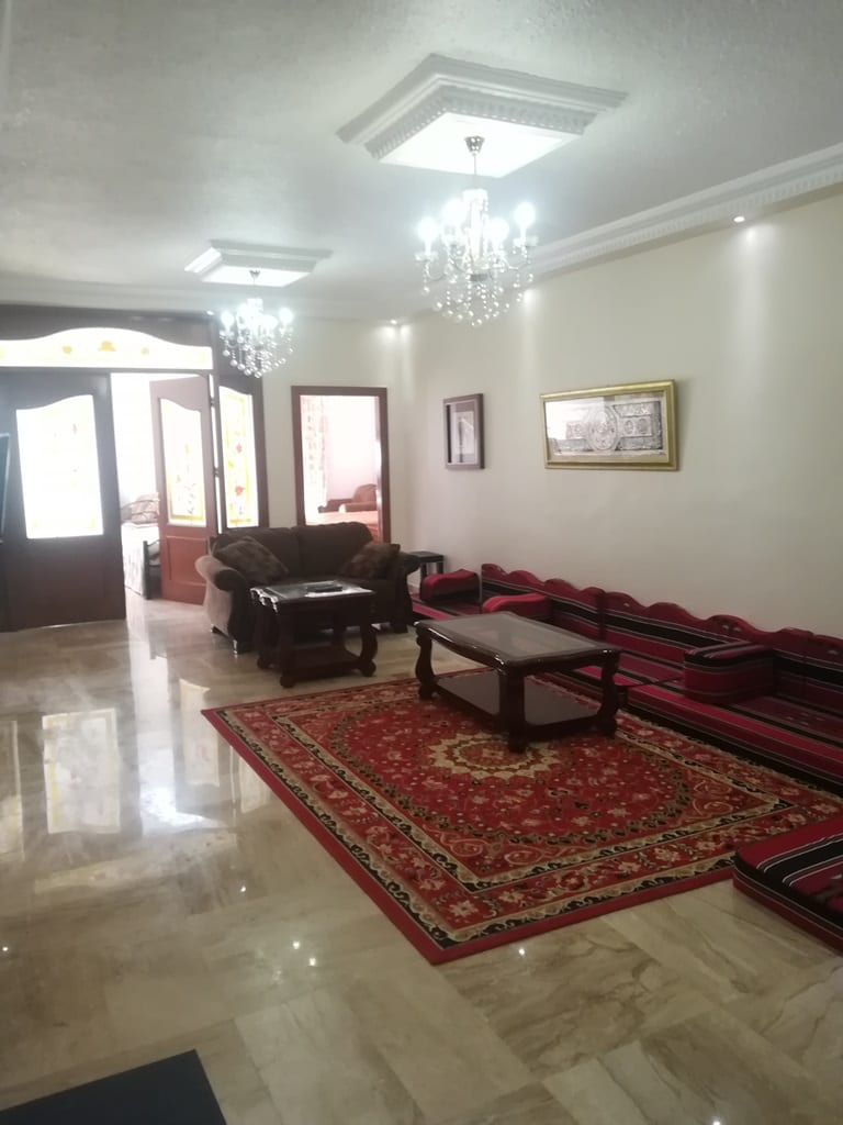 الجاردنز موقع رائع مميز شقة كبيرة 350م طابق تسويه أولى مرتفعه مشمسة مطله مقسمة الى شقتين شقة 185م وشقة 165م الشقة 185م مقسمة كالتالى 3نوم 3حمام صالون سفرة معيشة مطبخ راكب بلكونة واسعة كبيرة والشقة 1...