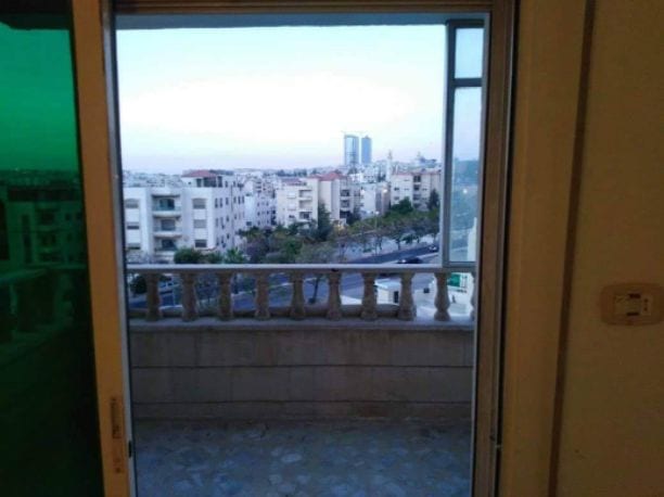 للبيع بداعي السفر
شقة للبيع في منطقة دير غبار بمساحة 156م على سند التسجيل ، مكونة من 3 غرف نوم واحدة ماستر صالة ، غرفة جلوس ، مطبخ ، 3 حمامات، برندة مطلة ، مصعد ، طابق أخير ، منطقة مخدومة والسعر مغ...
