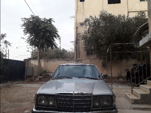 مرسيدس لف موديل ٨٣ لون سلفر مرخصة لشهر ٦ دهان جديد كوشوك جديد نفض جديد بطارية جديدة زجاج اربعه كهرباء ا البيع كوم حديد والسيارة صلاة النبي ما بدها اشي شغل وامشي ماتور اسود ٢٠٠٠