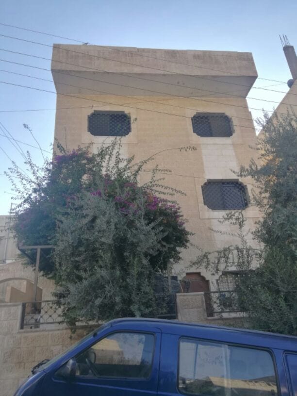 عماره تتكون من طابقين و نصف كل طابق منفصل عن الآخر طابق التسوية 54 متر و الطابق الأول 120 متر و الطابق الثاني 120 متر واجهه حجر 3 غرف نوم صاله حمامين ومطبخ والطابق الثاني 3 غرف نوم صاله واسعه وحمامي...
