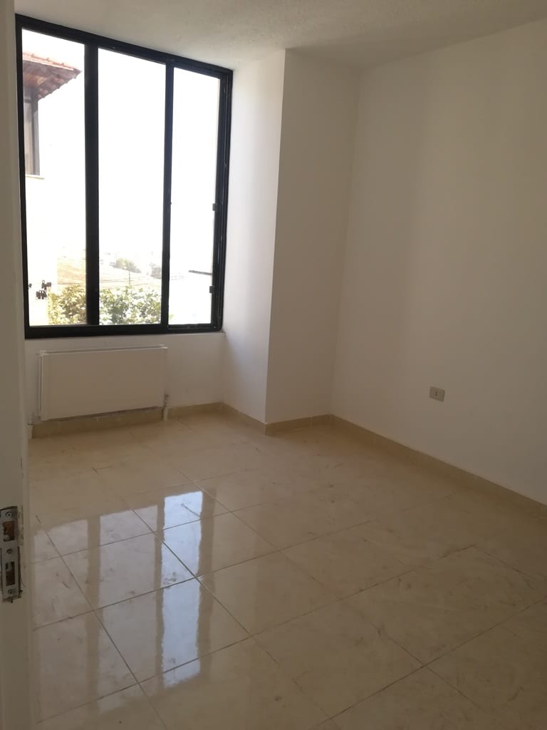 ضاحية الرشيد موقع رائع موقع سكنى استثمارى شقة صغيرة 72م طابق ثانى 2نوم 2حمام صالون مطبخ راكب ويوجد بالمطبخ غسالة وثلاجة وغاز بورسلان تدفئة مصعد كراج مجددة بالكامل بسعر 37ألف للمراجعة 0799999238
