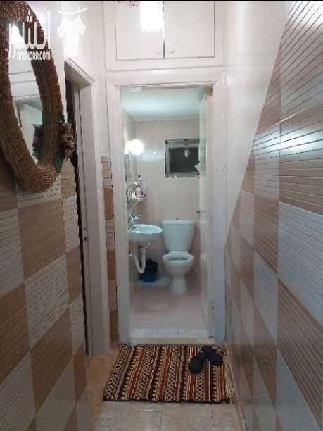 شقة ارضي للبيع ٣ غرف نوم غرفه ماستر مع برنده وصاله وصالون و غرفه سفره ومطبخ راكب وحمامين ومداخل منفصله على العماره وكراج سيارة للتواصل على الرقم ٠٧٩٩٨٢٨٣٠٤