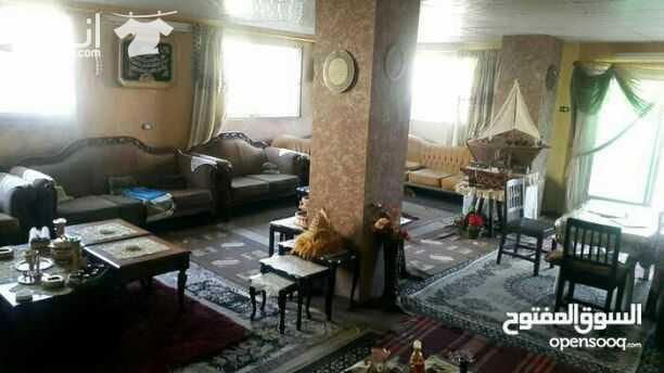 للبيع .. .. للبيع .... للبيع بيت مساحته 305 م. على ارض دونم تقريبا. يتكون من غرفه نوم 5 حمام4. ماستر 2.مطبخ 2. معيشه . صاله قعده . موزع. قاعه استقبال. 63متر.(9*7). مدخلين. بئر ماء. سور . على ارض دونم...