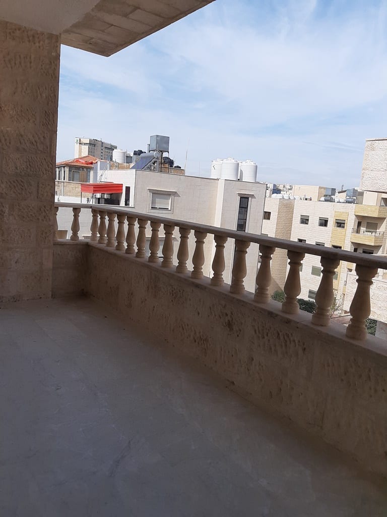 الرابية قرب شارع المدينة المنورة خلف البيتزاهت وماكدونالدز شقة فارغة للايجار 180م طابق ثالث 3نوم 3حمام صالون سفرة معيشة مطبخ بلكونة مصعد كراج تدفئة سوبر ديلوكس بأجرة سنوية 4200دينار اردنى للمراجعة أبو...